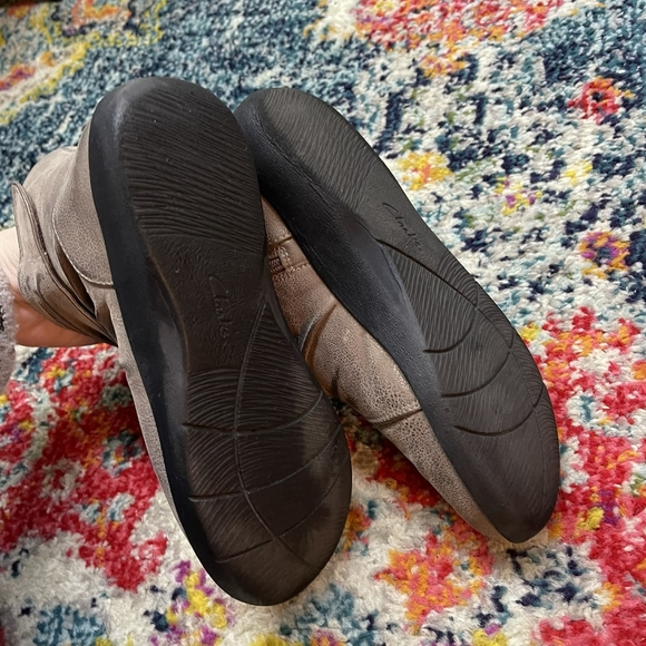 Clarks Brown Leather Ankle Boots Women’s Zip Low Heel Booties - Picture 2 of 5